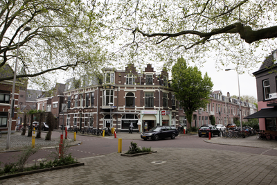 903164 Gezicht op de kruising van de Poortstraat (rechts) en de Bollenhofsestraat (links) te Utrecht.